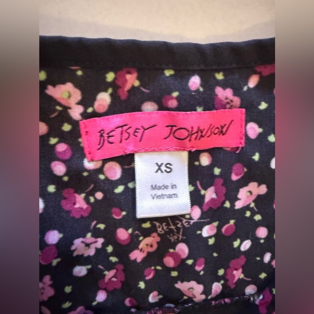 Betsey Johnson floral skull scrubs top sz XS medical pocket health - Picture 11 of 11